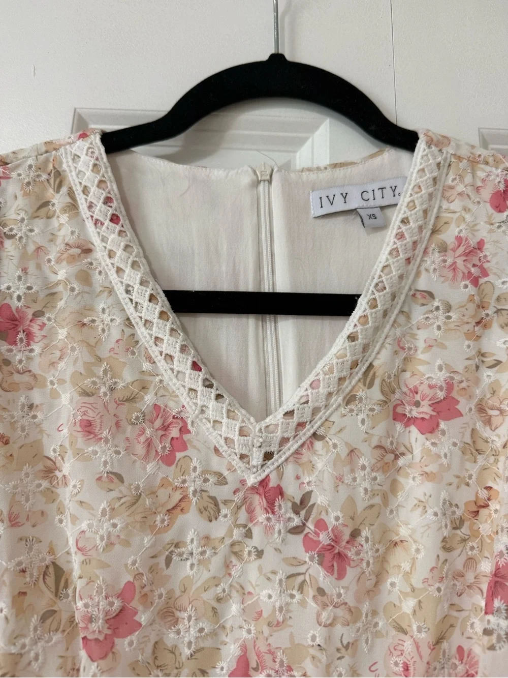Ivy City Co Essie Floral V‑Neck Puff Sleeve Midi Dress Size XS